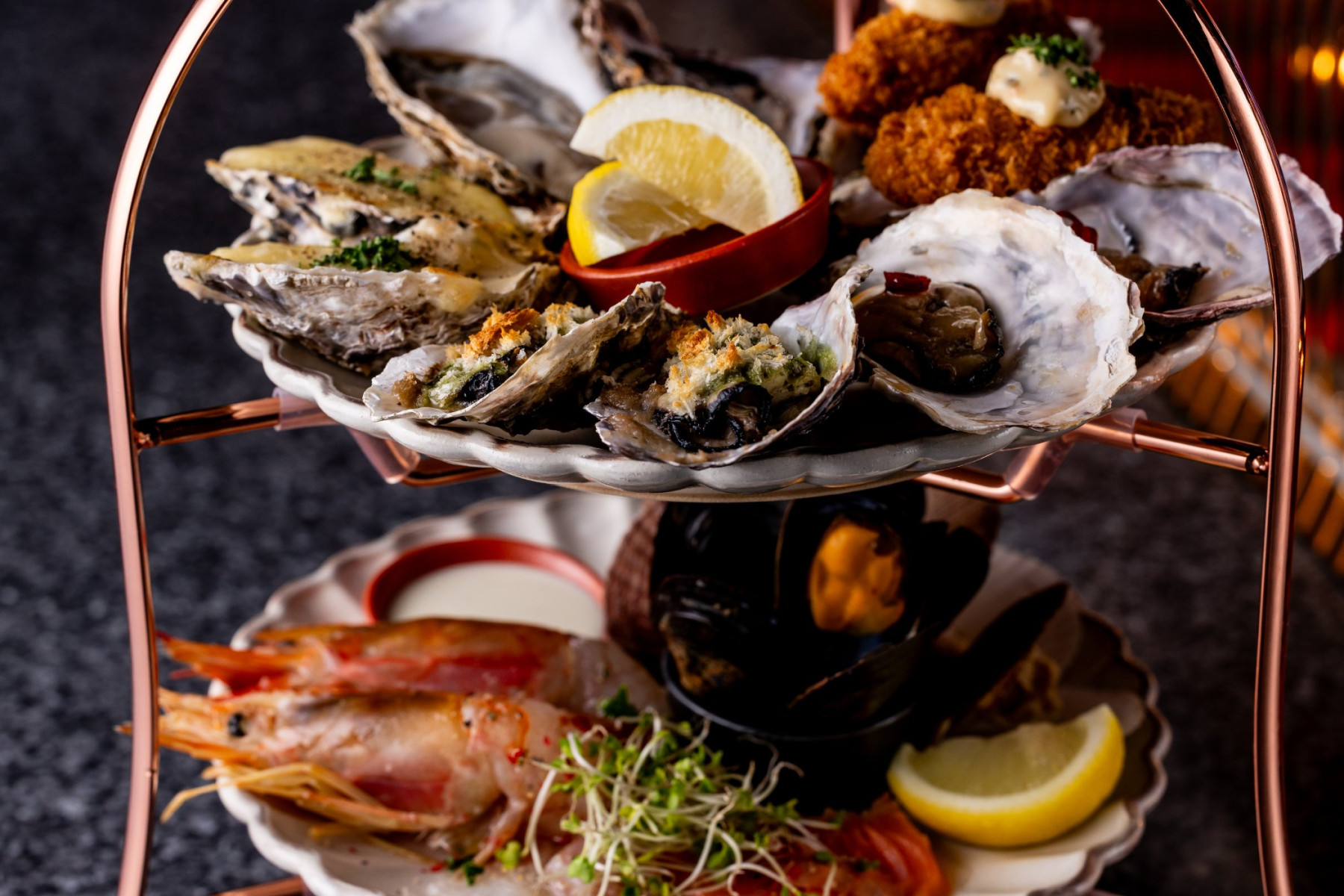 TOKYO Oyster PUB akasakaの牡蠣と海老を盛り付けた二段のシーフードプレート