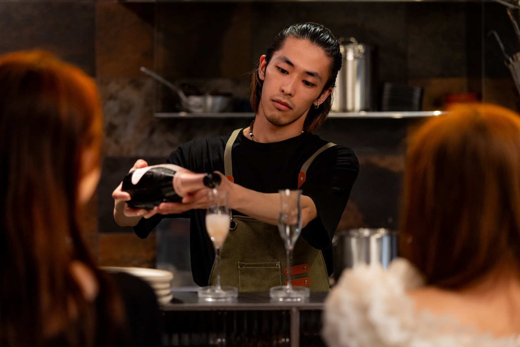TOKYO Oyster PUB akasakaのカウンターでボトルからドリンクを注ぐ様子