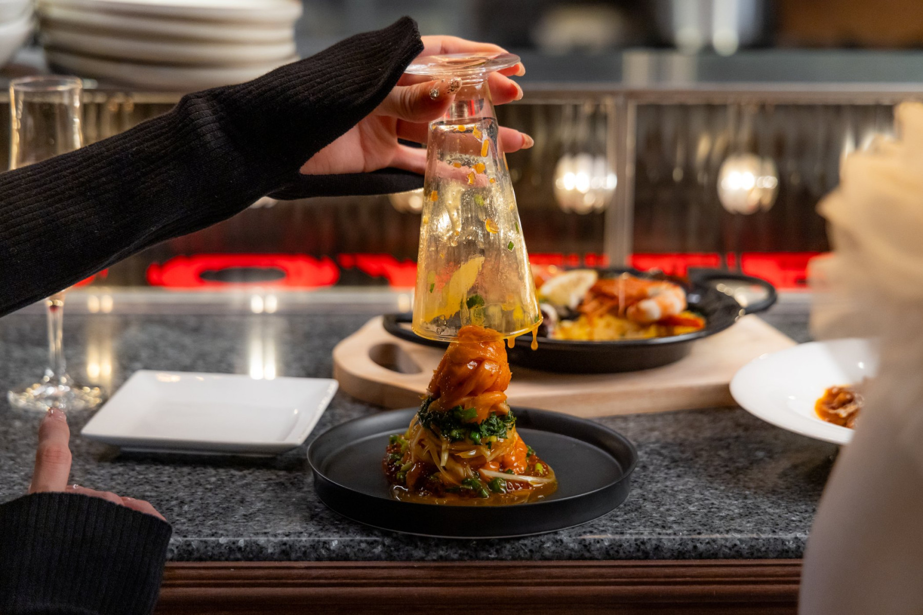 TOKYO Oyster PUB akasakaのカウンターに並ぶ料理とドリンク