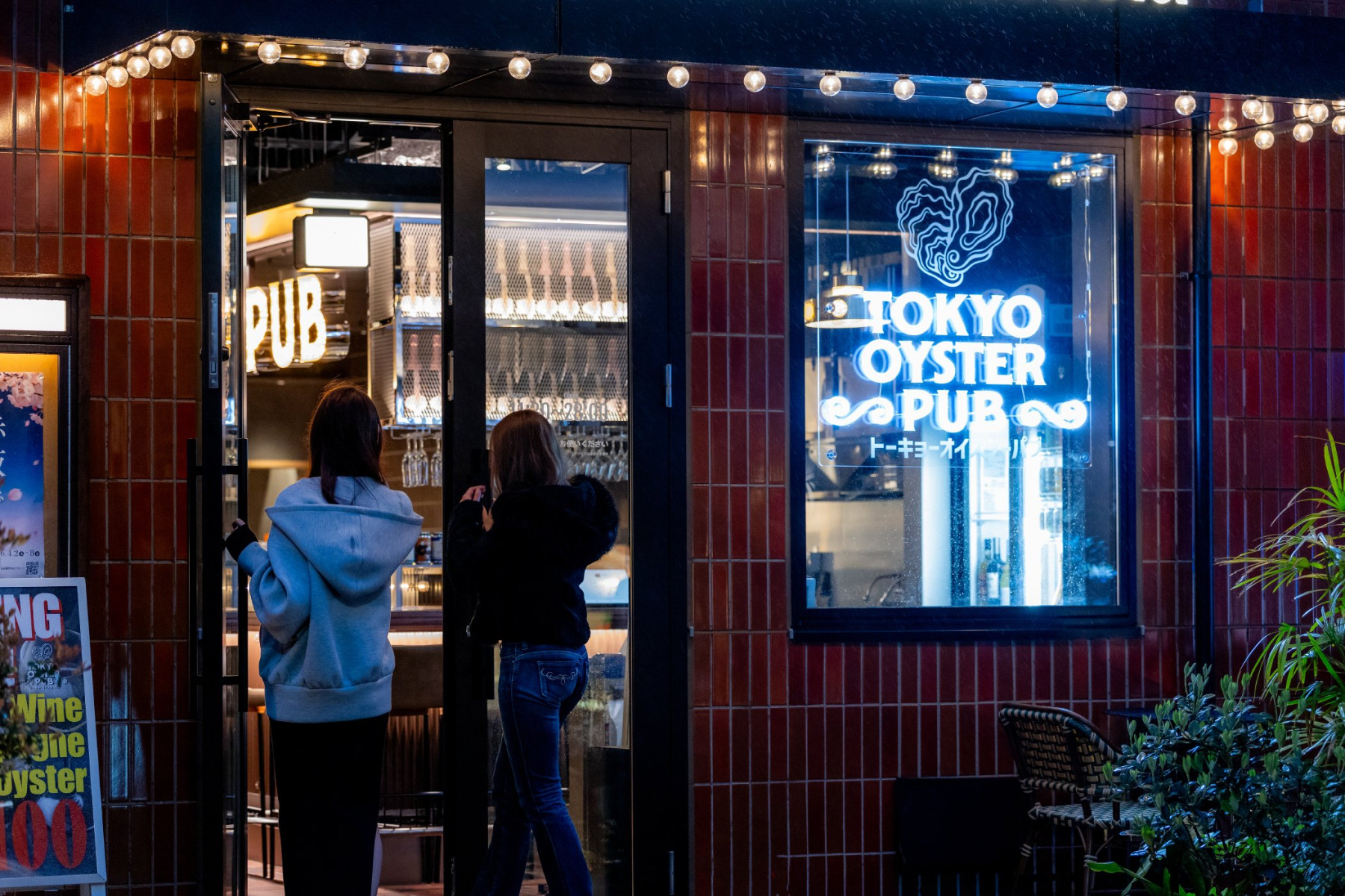 TOKYO Oyster PUB akasakaの店頭と青く光る看板