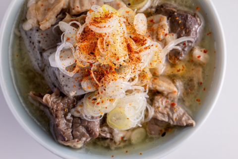 大衆食堂ニューヘイロー 下北沢のねぎをのせた煮込み料理