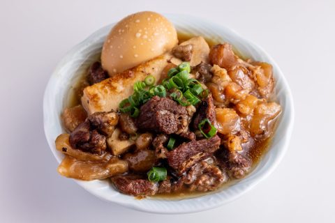 大衆食堂ニューヘイロー 下北沢の卵と豆腐を添えた煮込み料理