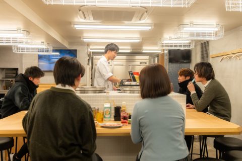 大衆食堂ニューヘイロー 下北沢のカウンターで食事をする様子