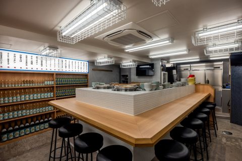 大衆食堂ニューヘイロー 下北沢のコの字カウンター