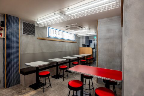 大衆食堂ニューヘイロー 下北沢の赤い椅子とテーブル席