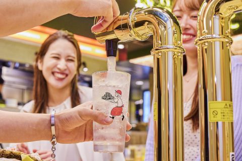 カキノバル 下北沢の卓上サーバーからドリンクを注ぐ様子
