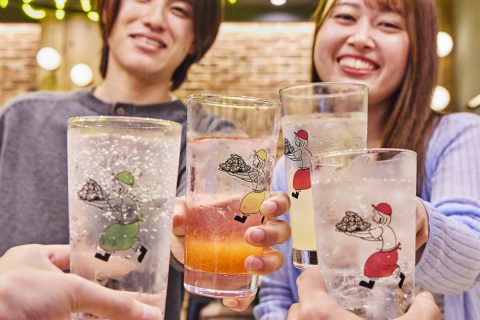 カキノバル 下北沢の店名入りグラスで乾杯する様子