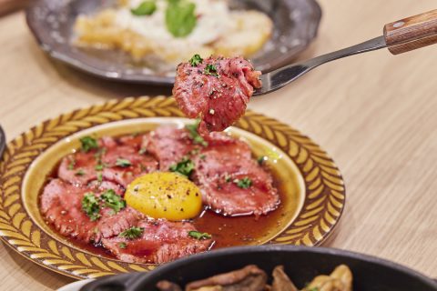 カキノバル 下北沢の卵黄をのせた牛肉料理
