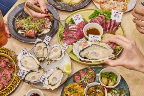 カキノバル 下北沢の生牡蠣と牛肉料理を囲むテーブル