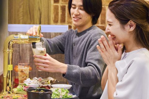 カキノバル 下北沢で卓上サーバーと料理を楽しむ様子